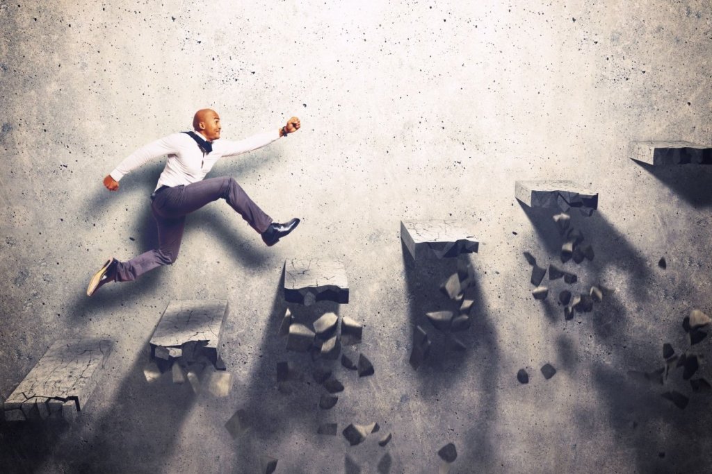 Man springt van tree naar tree op een grote trap