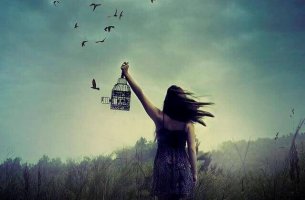 Mujer liberando pájaros simbolizado reactancia