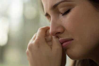 Mujer llorando simbolizando la catarsis en psicología