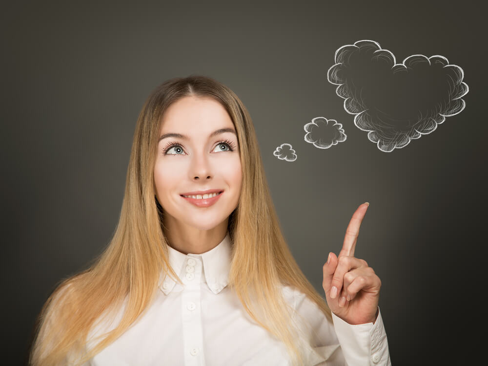 mujer pensando en amor platónico