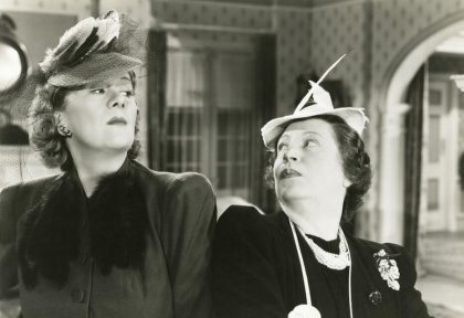 Vrouwen kijken elkaar wantrouwend aan