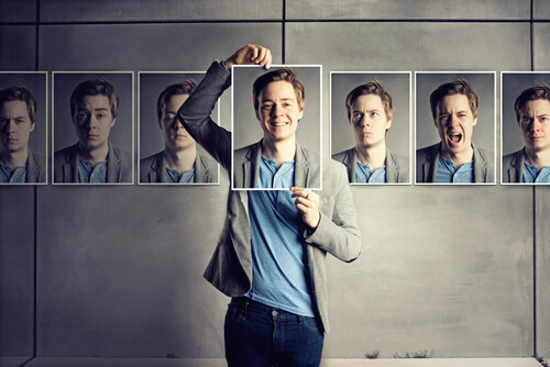 Hombre con varias caras reflejando la asertividad