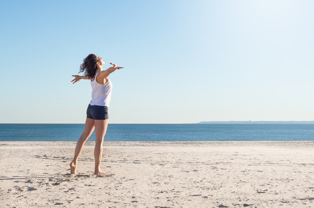 Mujer con los brazos abiertos feliz