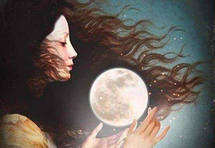Mujer con luna entre las manos