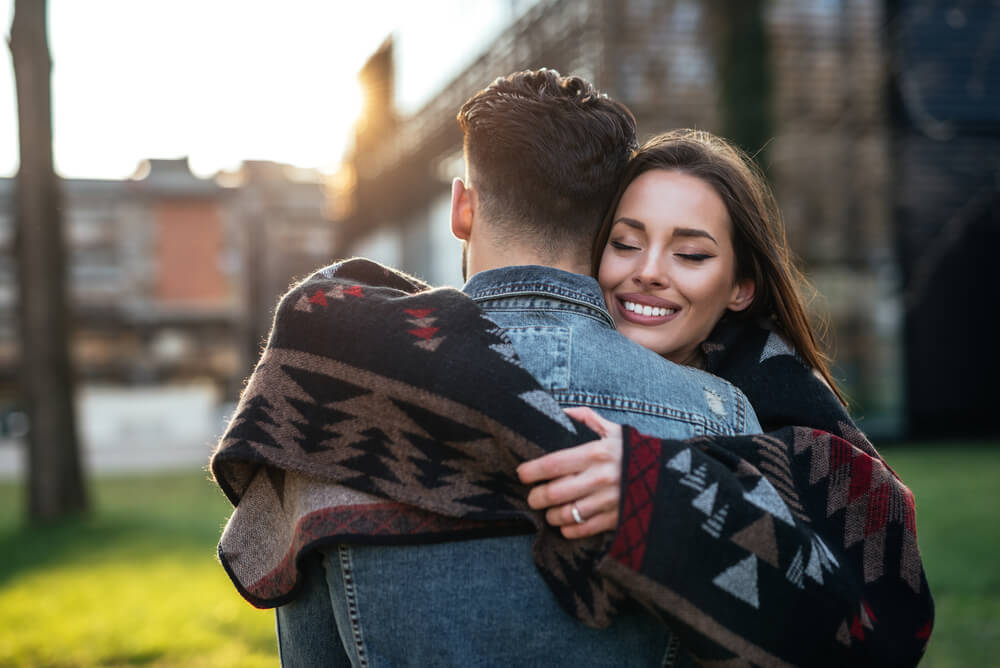 Pareja abrazándose feliz
