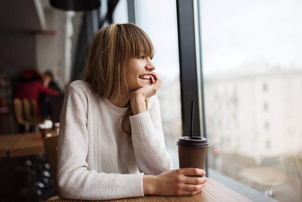 mujer en soledad feliz