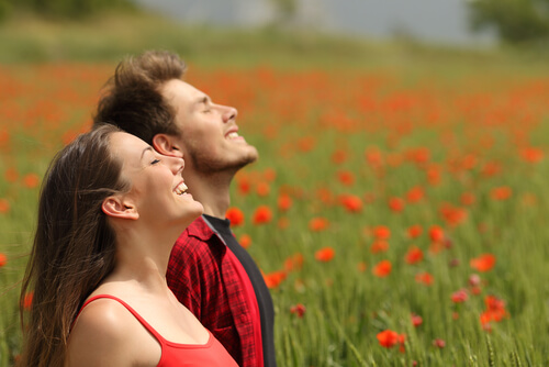 Mujer y hombre respirando al aire libre