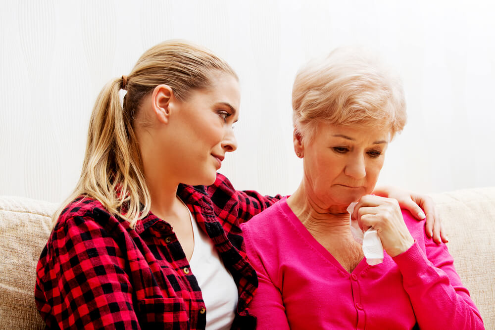 Hija hablando con su madre