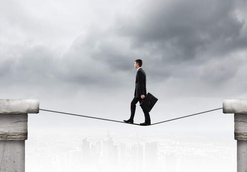 Hombre andando por una cuerda conconfianza simbolizando las actitudes que no parecen miedo