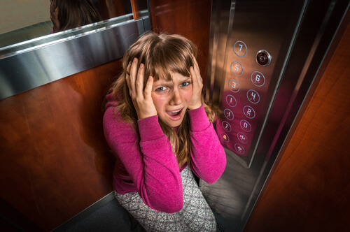 Mujer con claustrofobia