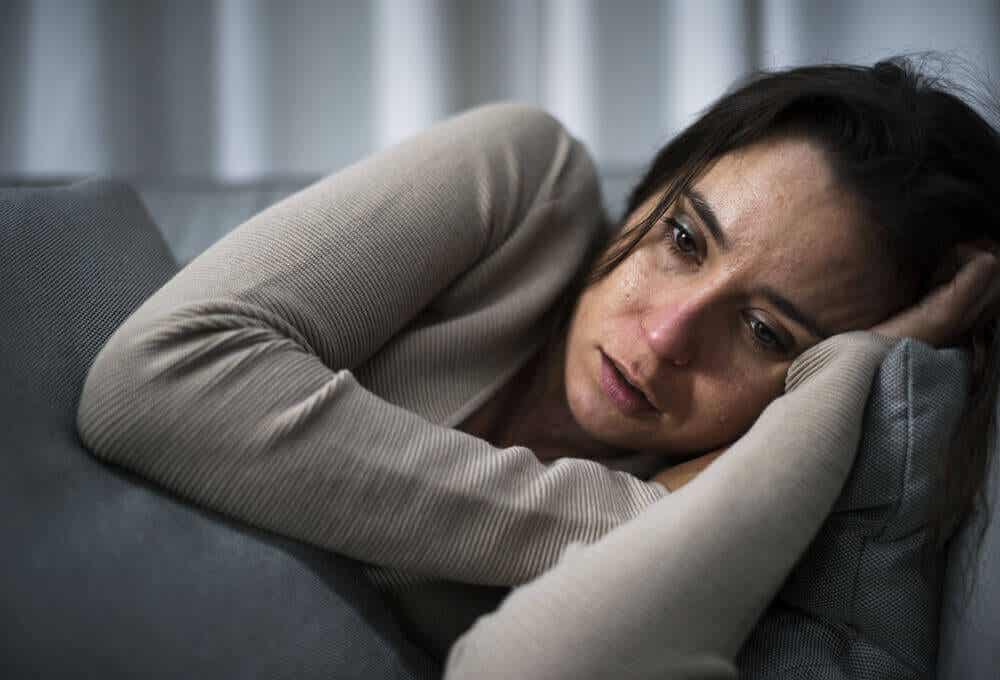 Mujer en el sofá simbolizando los tipos de depresión según la psiquiatría