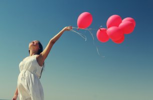 Mujer con globos soñando en aumentar la autoestima