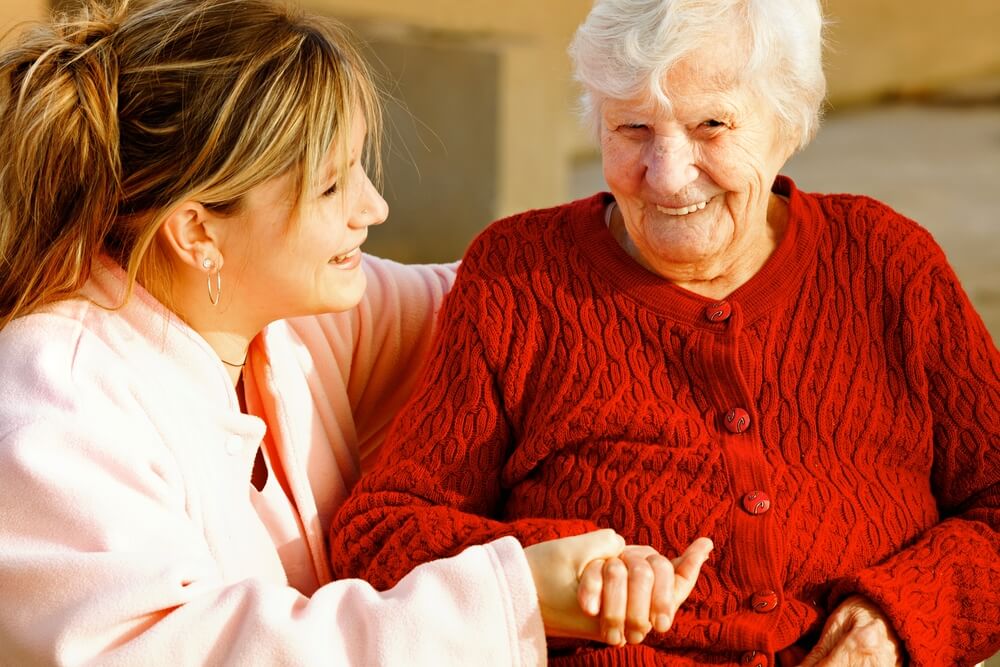 Mujer cuidando a su abuela
