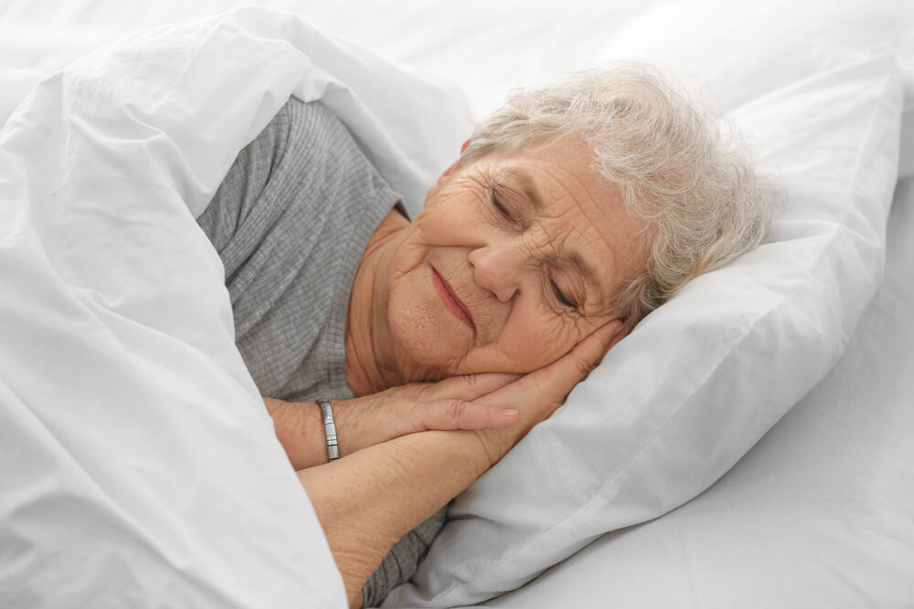 Mujer mayor durmiendo
