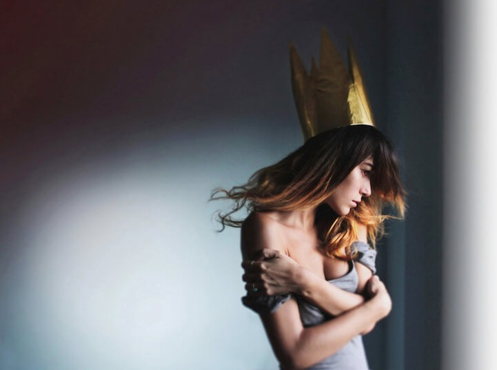 Mujer protegiéndose