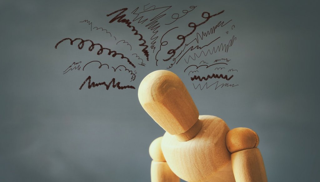 Muñeco con pensamientos autosaboteadores