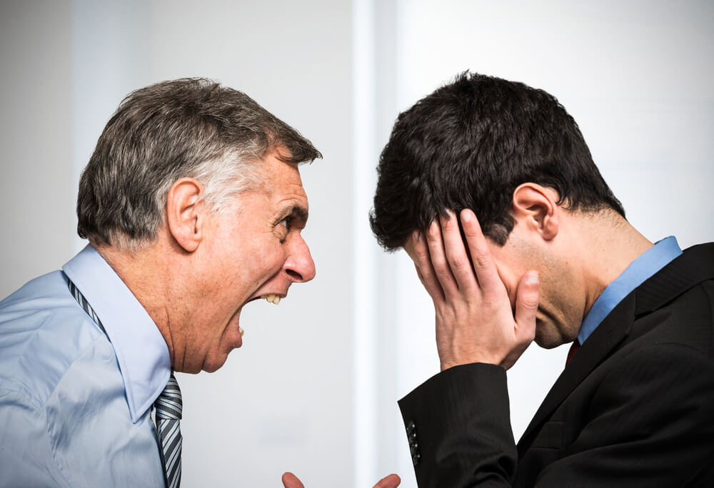 Padre gritándole a su empleado
