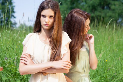 Amigas enfadadas con relaciones tóxicas