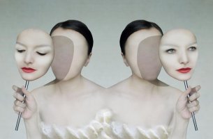 Dos mujeres con máscaras