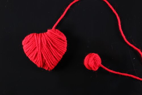 Corazón hecho con hijo rojo