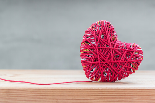 Coeur fait de fil rouge