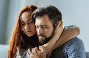 Pareja agarrada para representar una relación absorbente