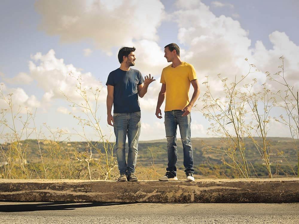 Hermanos comunicándose