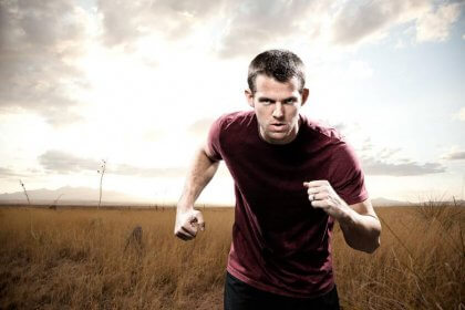 Hombre corriendo con fuerza de voluntad