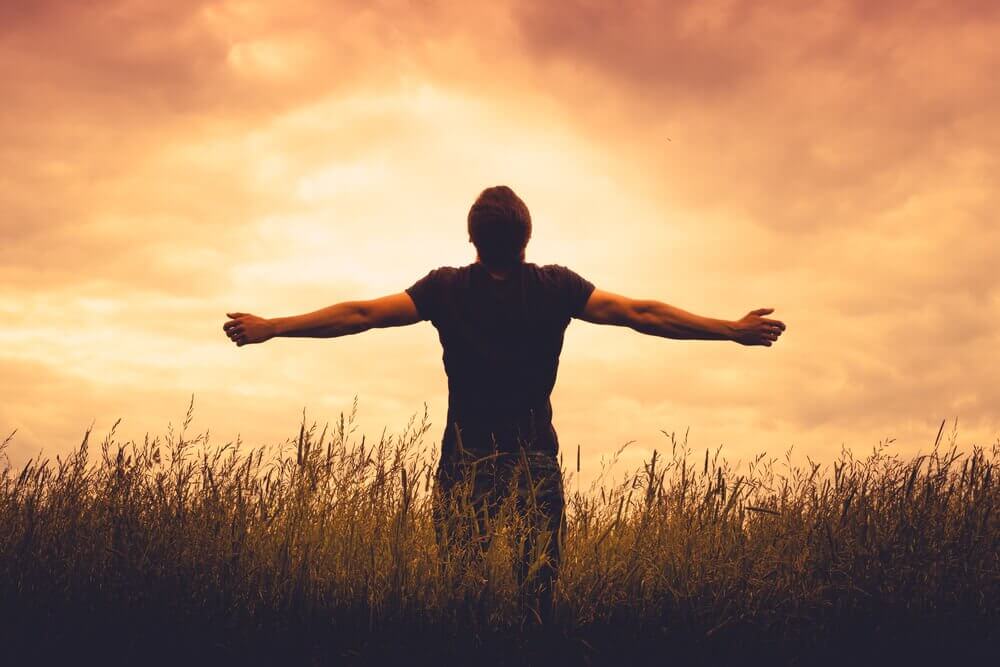 Hombremirando al cielo mostrando fuerza de voluntad