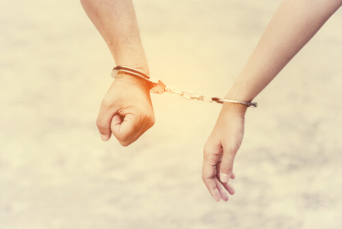 Manos encadenadas que simbolizan relaciones tóxicas
