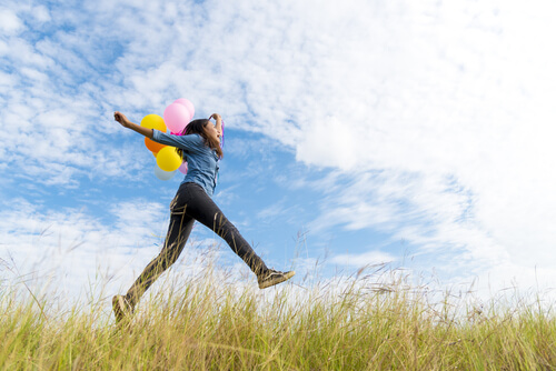 Mujer saltando y liberando endorfinas