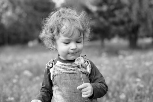Niño con diente de león