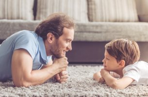 Padre mirando a su hijo a los ojos para representar la teoría interpersonal de Harry Sullivan