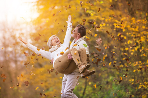 PAreja feliz segregando por ello endorfinas