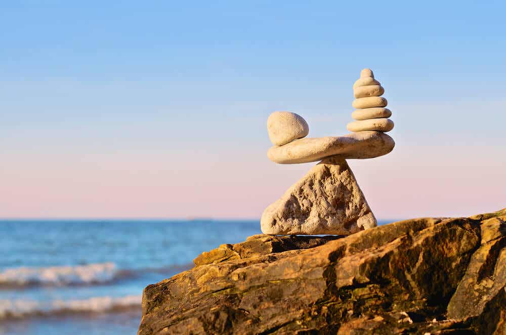 Piedras del equilibrio simbolizando cómo cambiar un hábito