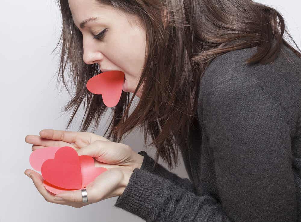 Mujer vomitando corazones