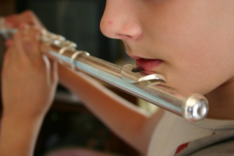 Los beneficios de tocar un instrumento para tu cerebro