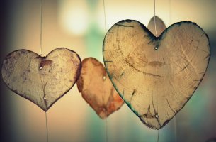 Corazones de madera representando películas románticas