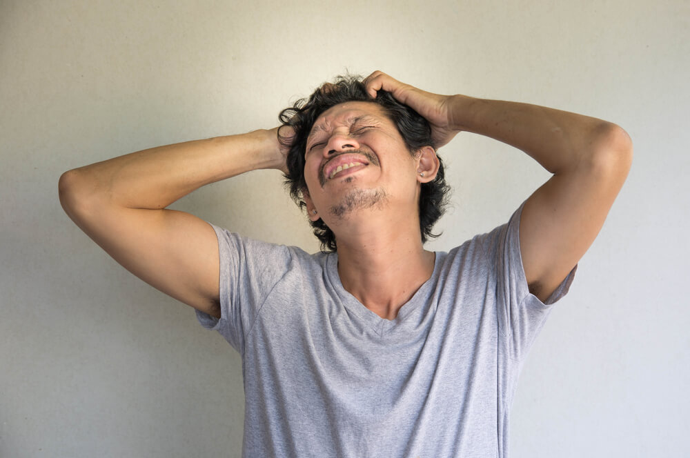Hombre gritando con síntomas de síndromes psicológicos
