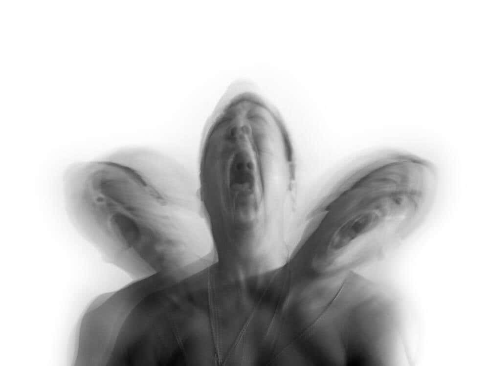 Hombre gritando con un síndrome psicológico extraño