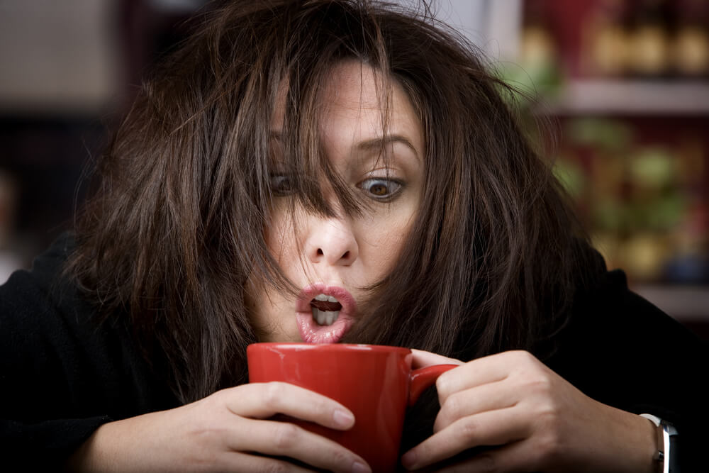 Mujer adicta al café