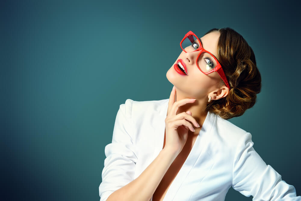 Femme avec des lunettes et des yeux clairs