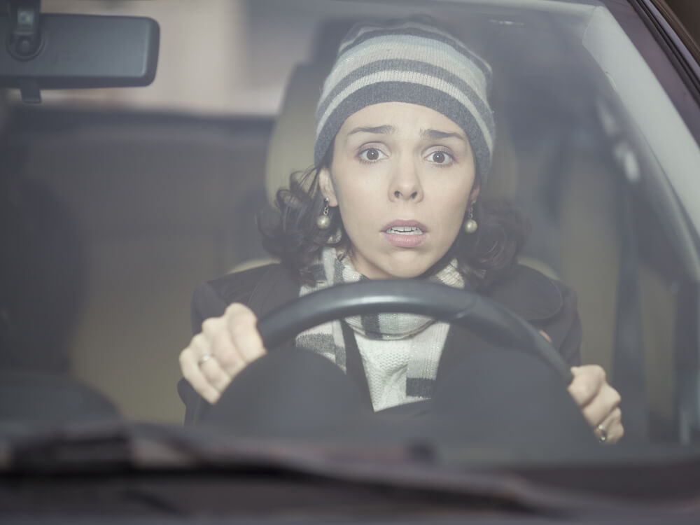 Mujer conduciendo con miedo