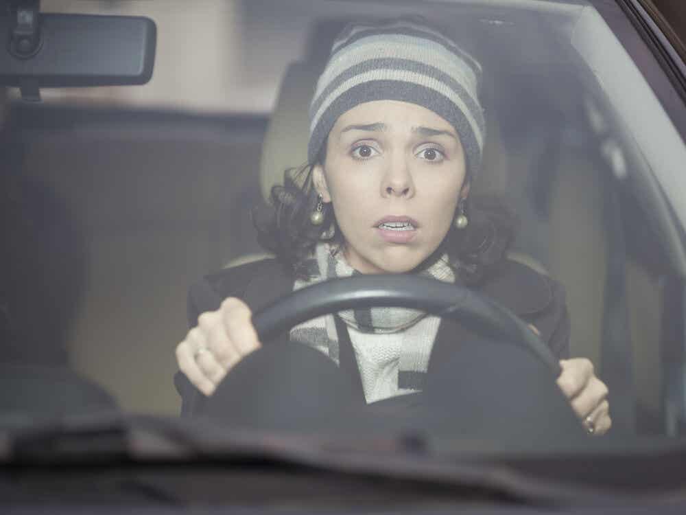 Mujer conduciendo con miedo
