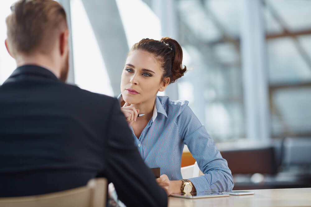 Mujer escuchando manifestando inteligencia interpersonal
