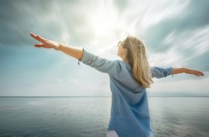 Mujer feliz y relajada por haber alcanzando sus sueños