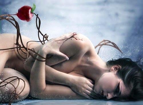 Mujer en el suelo triste que necesita sanar una pérdida