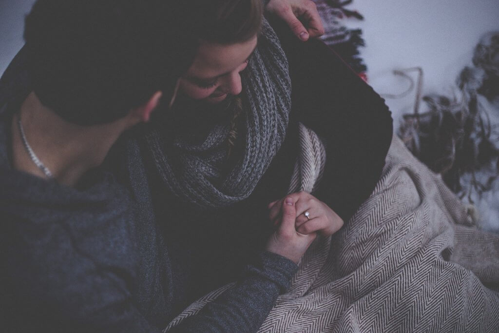 couple qui s'embrasse