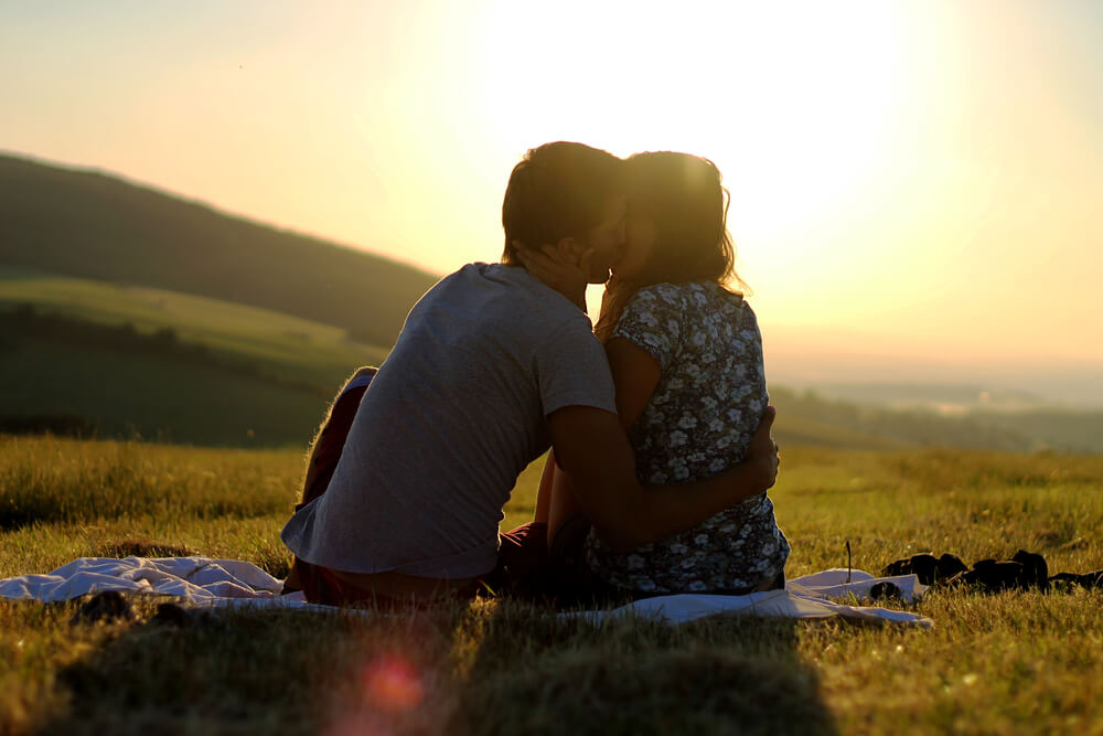 Pareja dándose un beso