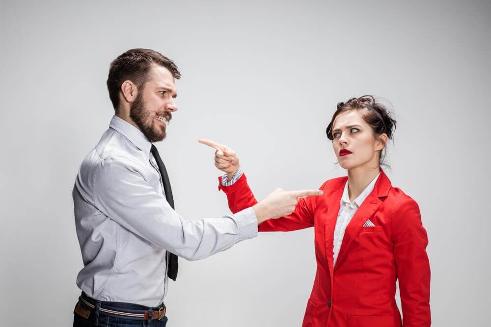PAreja discutiendo para resolver un conflicto